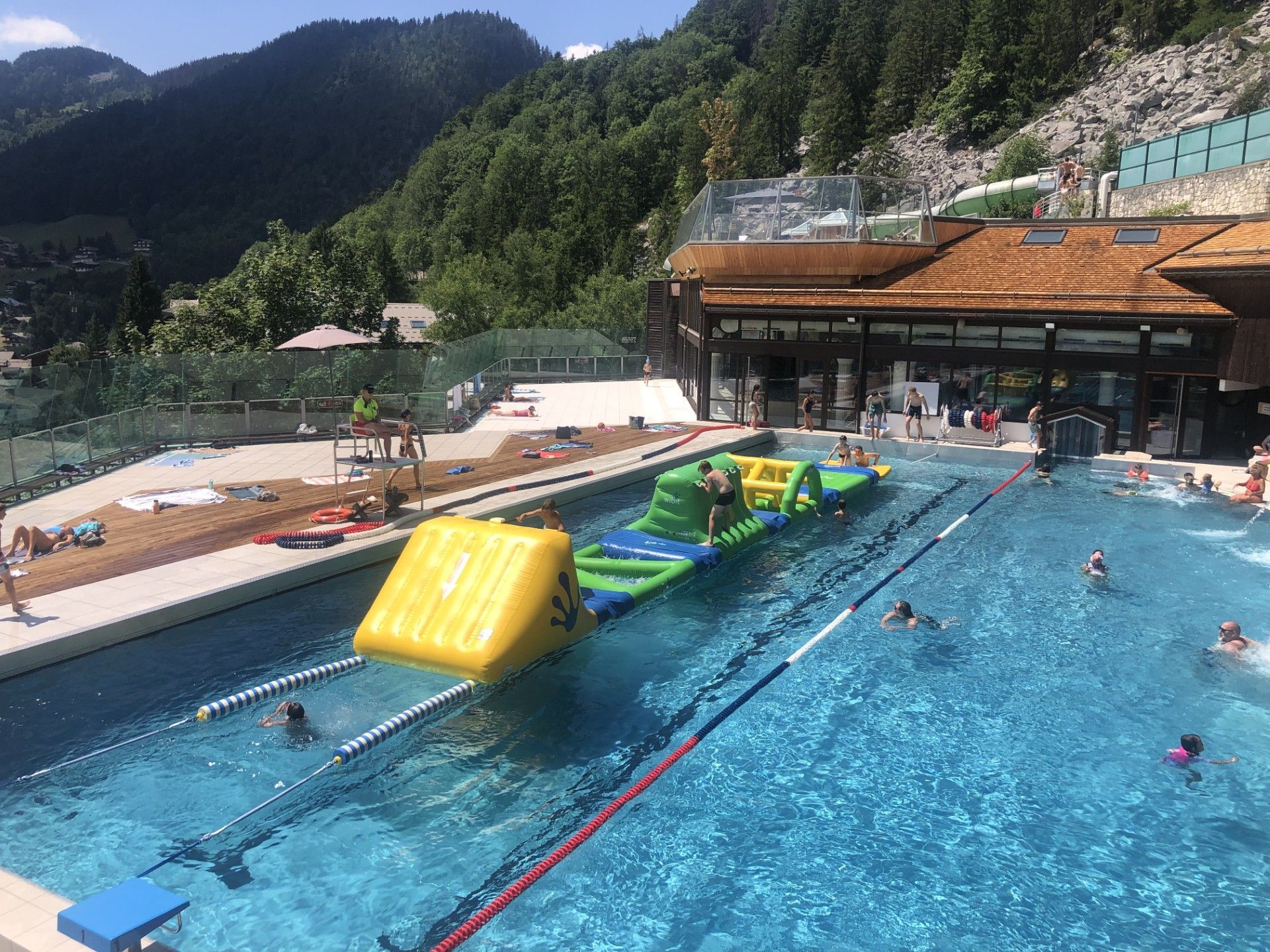 s'amuser sur la structure gonflable de l'espace aquatique la clusaz