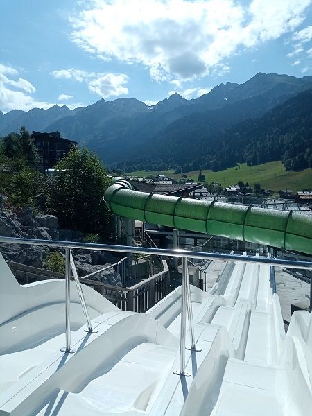 faire du toboggan à l'espace aquatique de la clusaz