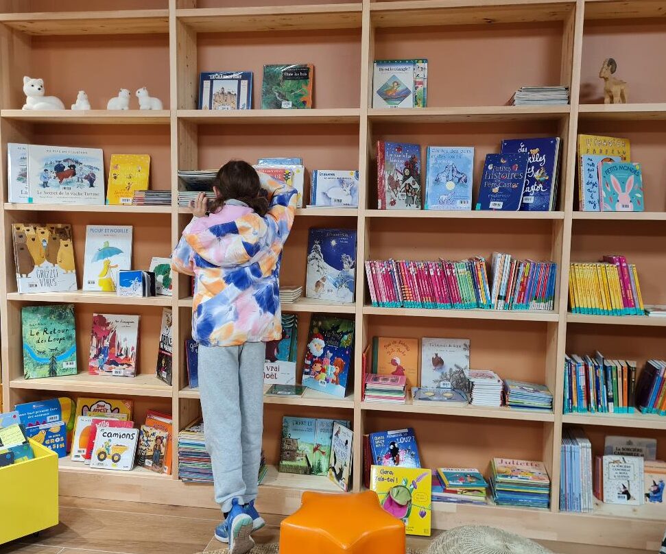 le secteur livres pour enfants à la bibliothèque de La Clusaz