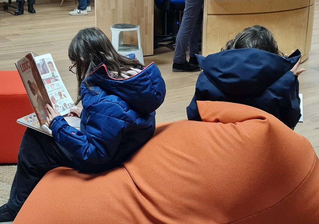 des lecteurs de BD à la bibliothèque de La Clusaz
