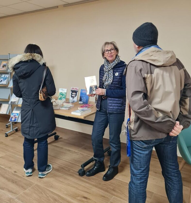 une bibliothécaire conseille un lecteur