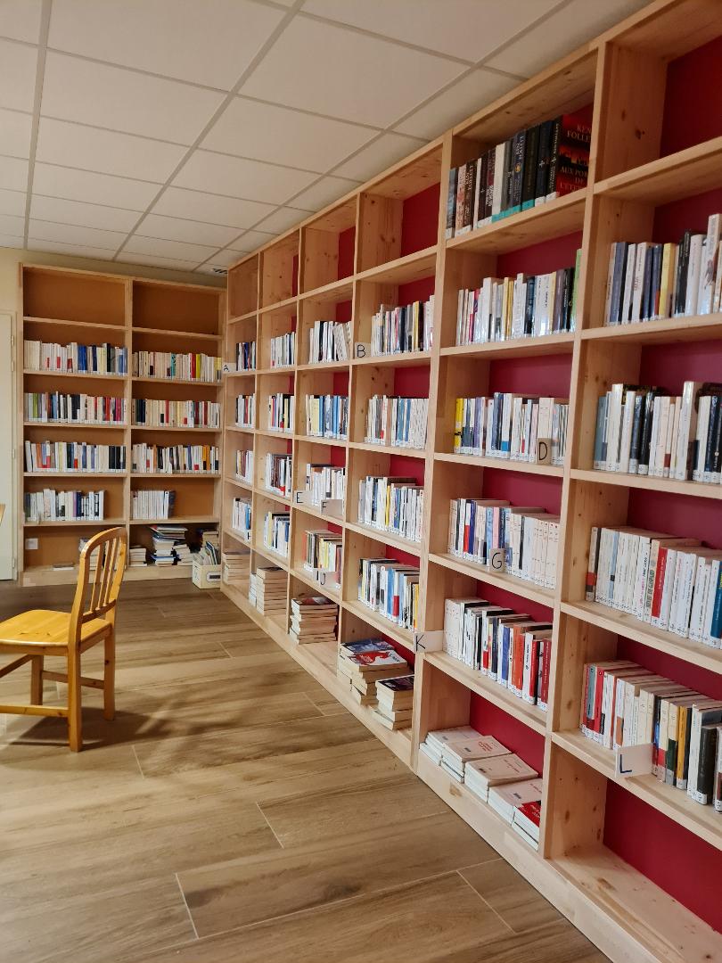 les étagères de littérature pour adultes, romans et poésie