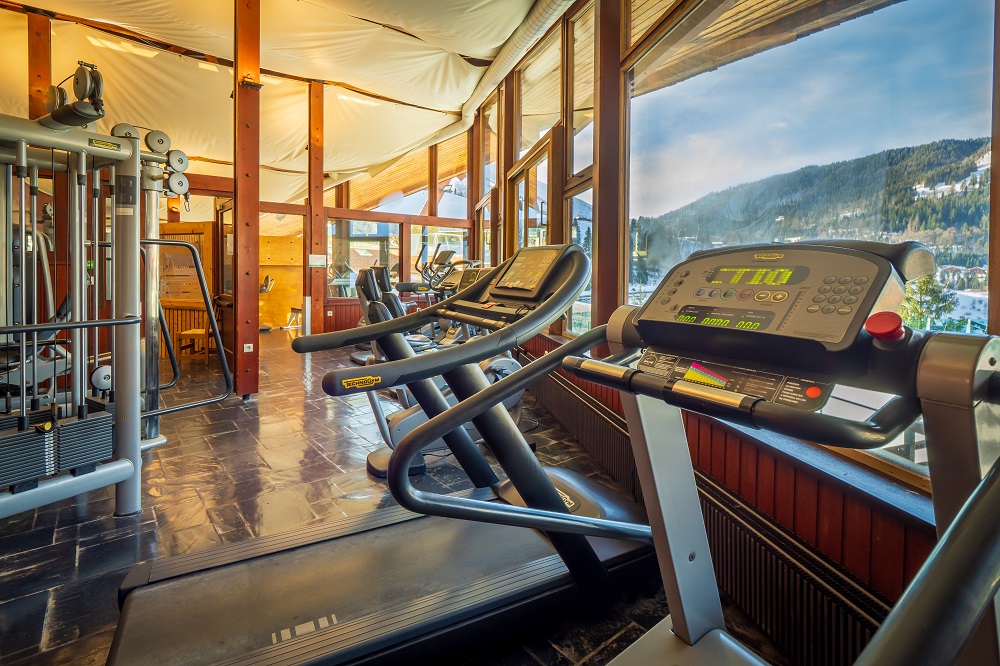 faire du sport dans la salle de fitness de l'espace aquatique la clusaz